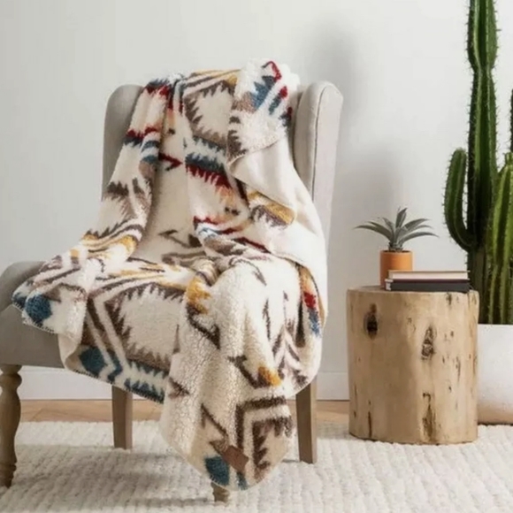 Pendleton Other - Pendleton Sherpa Fleece Reversible Blanket Throw Aztec QUEEN- BRAND NEW